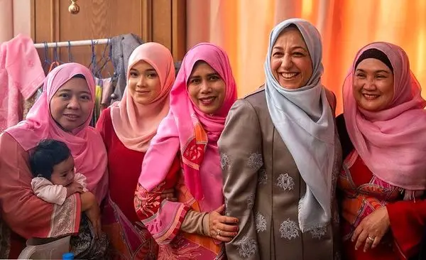 همسر ظریف در بازارچه خیریه بانوان دیپلمات‌ها +عکس