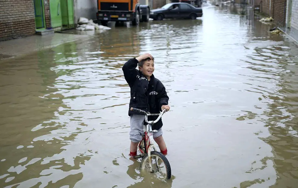 بازی کودکان در سیلاب گلستان+ عکس