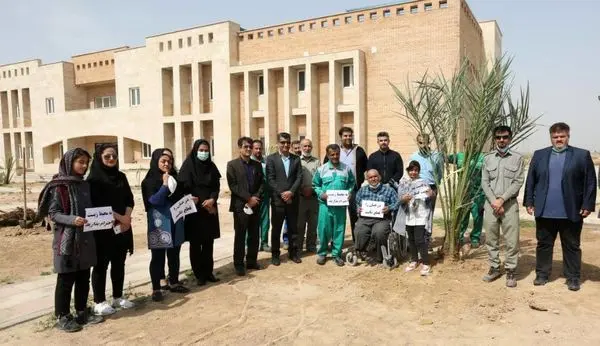 کاشت ۱۵ نفر نخل در باغ موزه بندرماهشهر با همکاری پتروشیمی بوعلی سینا