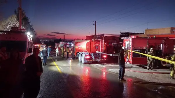 حضور به موقع شهرداری منطقه ۱۵ در حریق انبارهای پلاستیک فروشان منطقه ۲۰