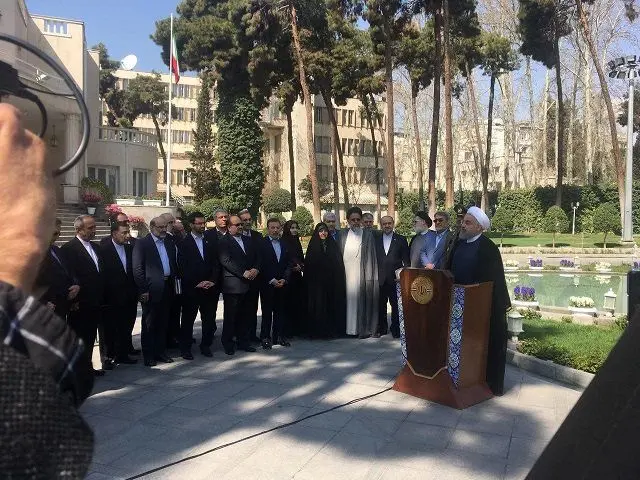 روحانی در آخرین نشست هیئت دولت در سال 96/عکس
