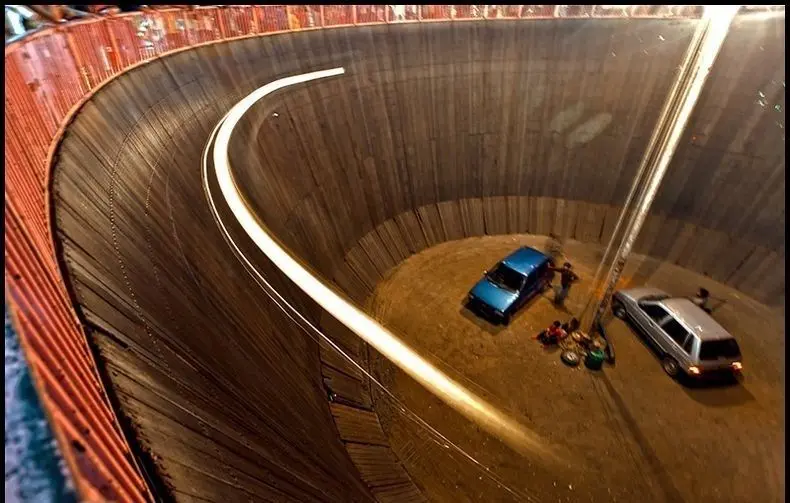 تصادف شدید موتورسواران حین نمایش بر روی دیوار مرگ! + عکس