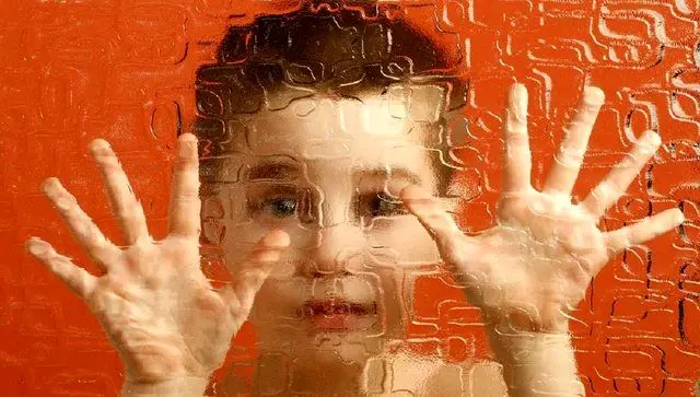 
کودک داخل طیف اتیسم چه نشانه‌هایی دارد؟
