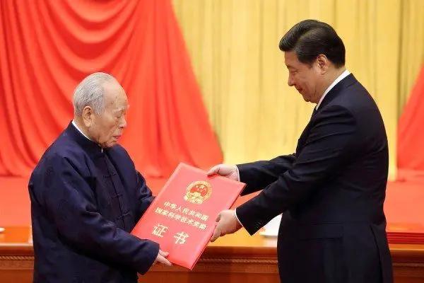 پدر بمب هسته‌ای چین در ۱۰۰ سالگی درگذشت +عکس
