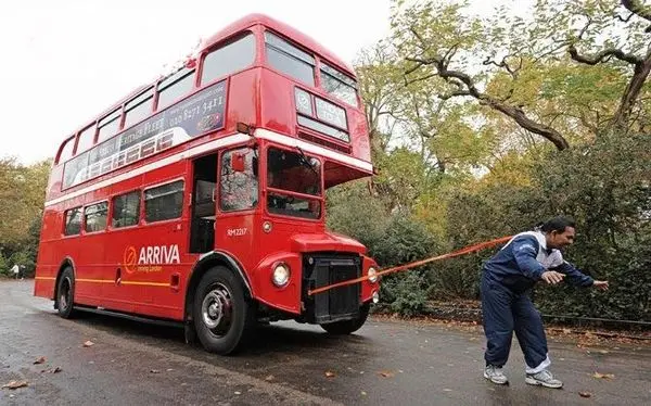 رکورد کشیدن اتوبوس با موی سر+عکس
