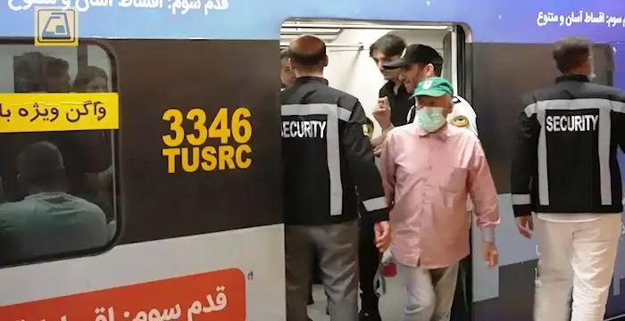 ممانعت از ورود آقایان به واگن ویژه بانوان
