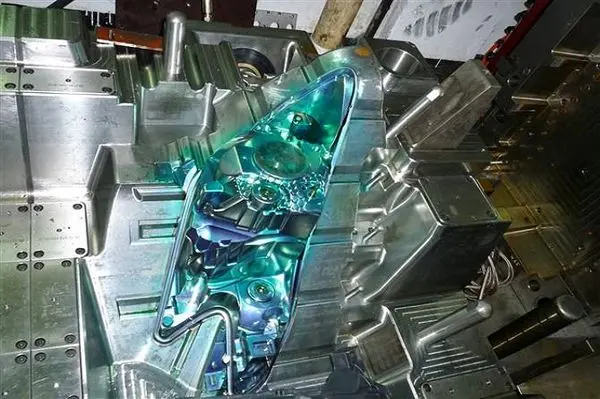 خودکفایی ساپکو در زمینه تولید قالبهای پرسی و ابزارهای کنترلی