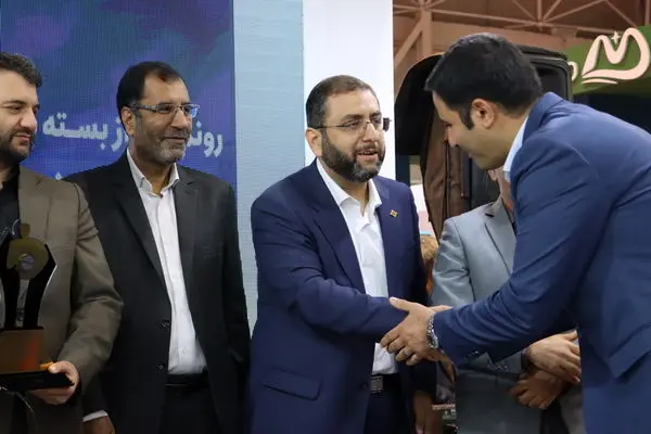 تجلیل از دو سرمایه گذار و صادرکننده منطقه آزاد انزلی