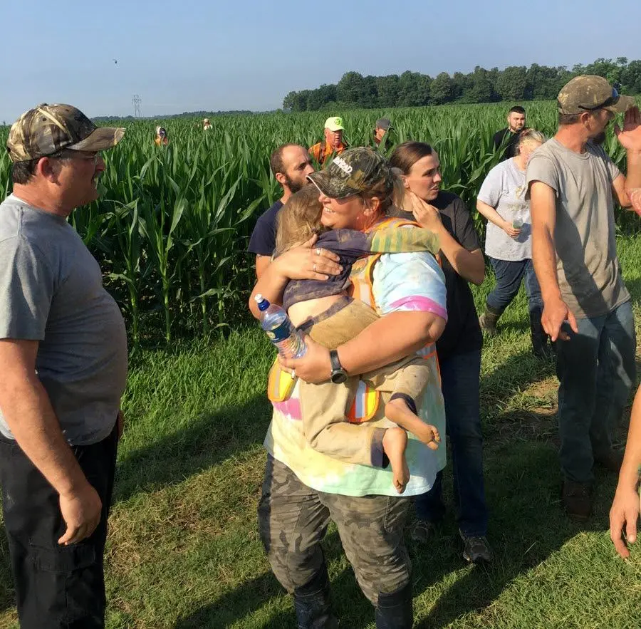 
پیدا شدن دختر 3 ساله گم شده در مزرعه ذرت + عکس
