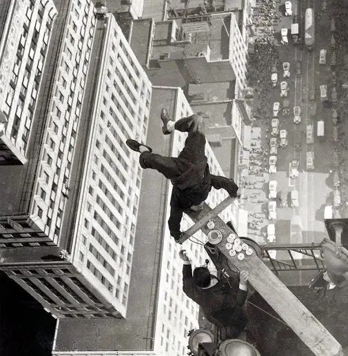 حرکت ورزشی یک مرد بر بلندای یک آسمان خراش در نیویورک+عکس