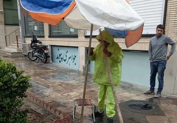 رصد و پایش مستمر نقاط آبگیر و استقرار نیروهای خدمات شهری در معابر منطقه2