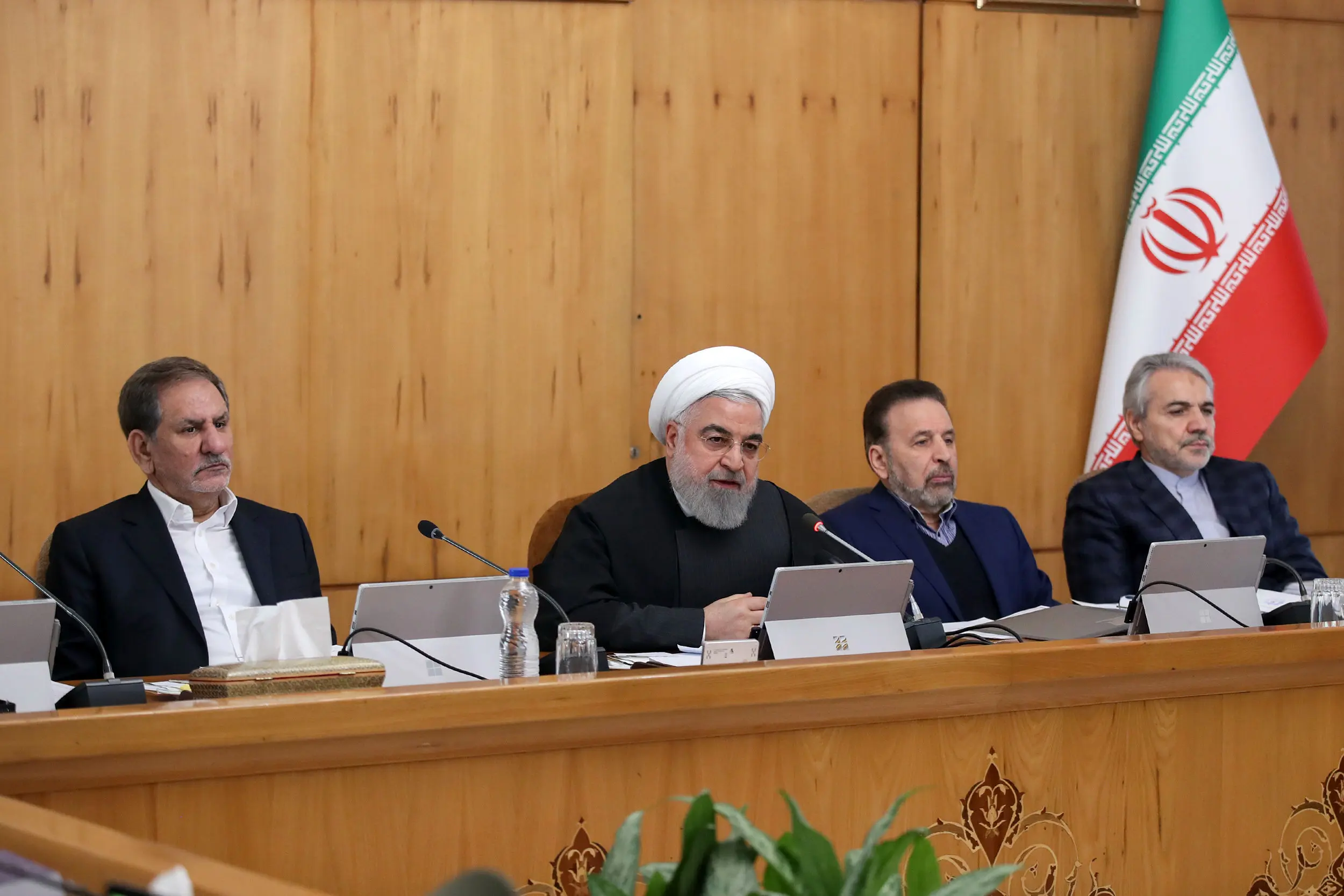 هیچ‌کس بالاتر از قانون و مردم نیست