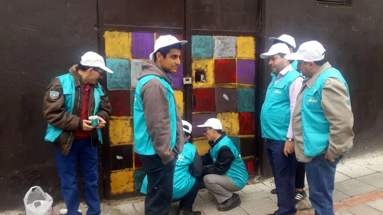 مددجویان کم توان ذهنی دیواره های شهر  را نقاشی کردند

