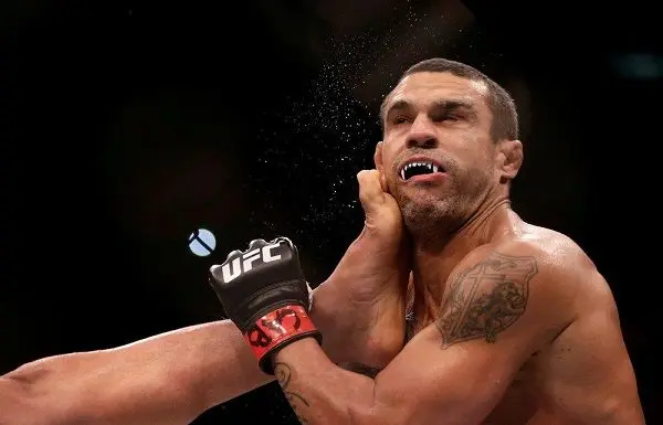 ضربه عجیب مبارز برزیلی در مسابقات رزمیUFC+عکس