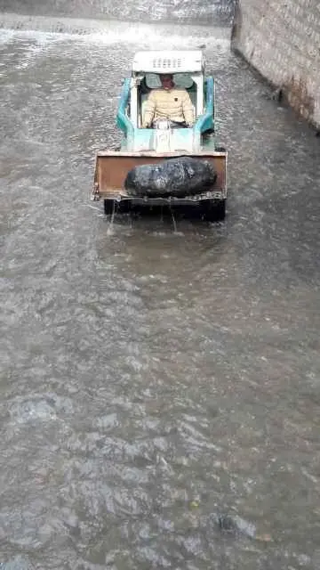 جمع آوری ضایعات حجیم از مسیل زرگنده در منطقه 3

