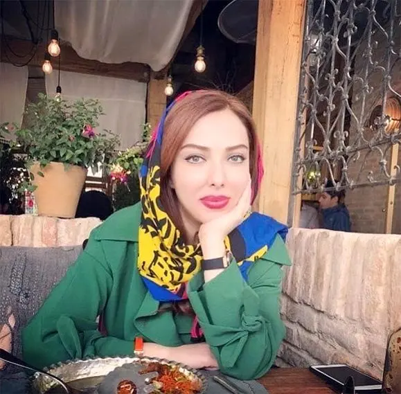 تیپ بهاری خانم بازیگر در کافه ای زیبا+عکس