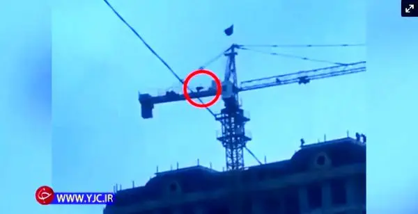 نماز خواندن راننده جرثقیل + عکس