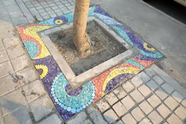 تزئین قاب درختان با هنر کاشی شکسته