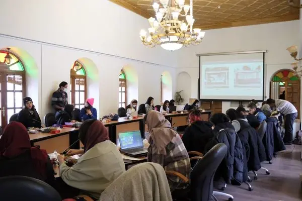  نقش و نگار دانشجویان هنر ایستگاه های اتوبوس پایتخت را نو نوار می کند