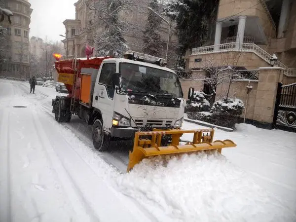 فعالیت ۳۵ نیروی انسانی برفروب شهرداری منطقه یک