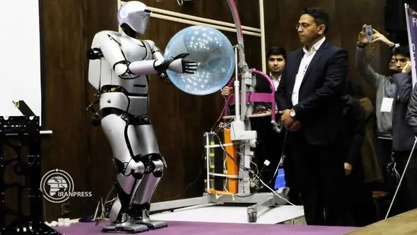توانایی شگفت زده کردن بازدیدکنندگان را با ربات های ایرانی داریم