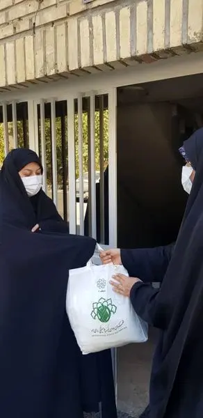 عرضه نذورات محرمی در کیسه های پارچه ای به شهروندان منطقه 4