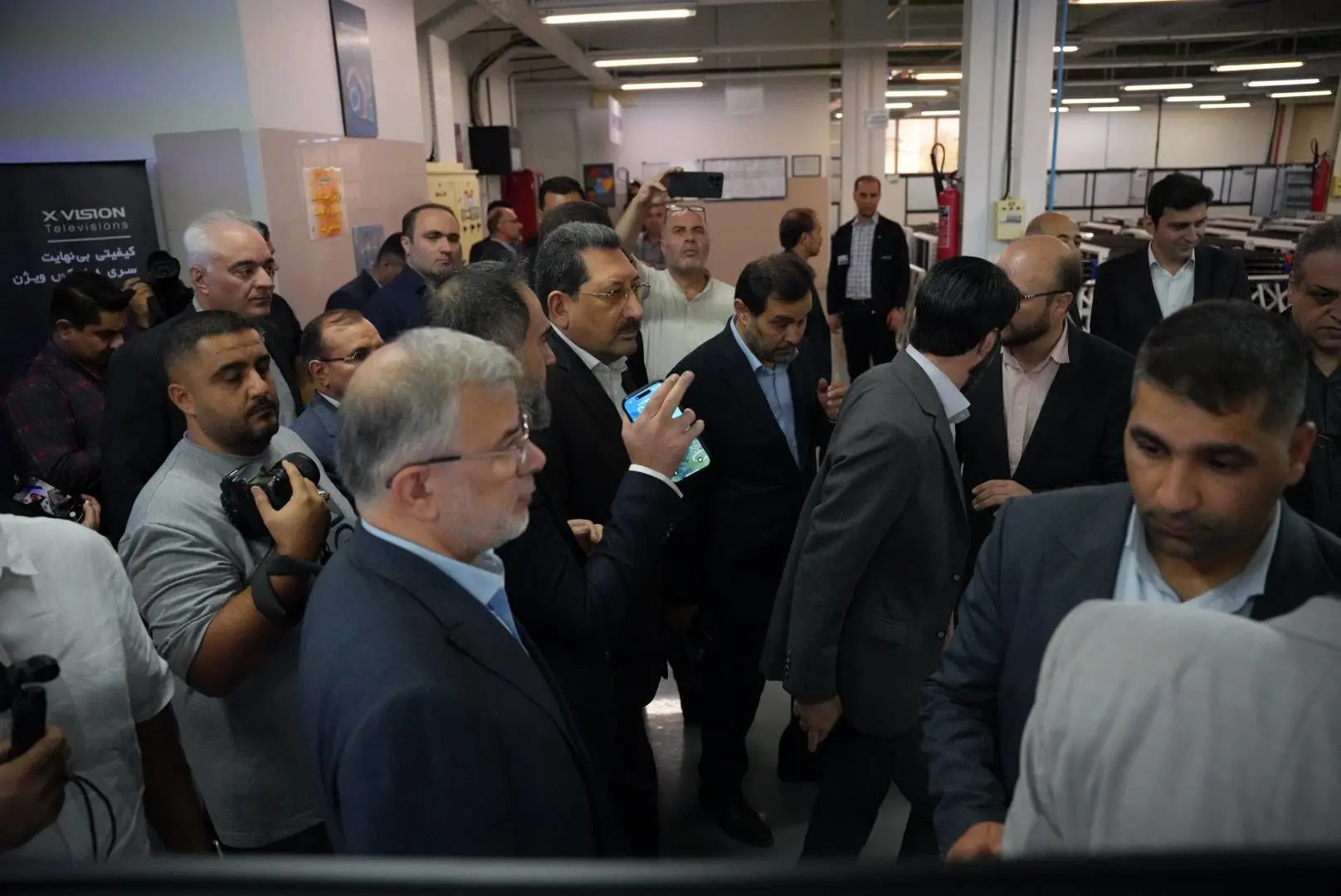 بازدید وزیر صمت از کارخانه ساخت تلویزیون