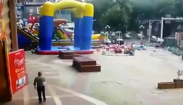 لحظه واژگونی قلعه بادی حین وقوع طوفان + عکس