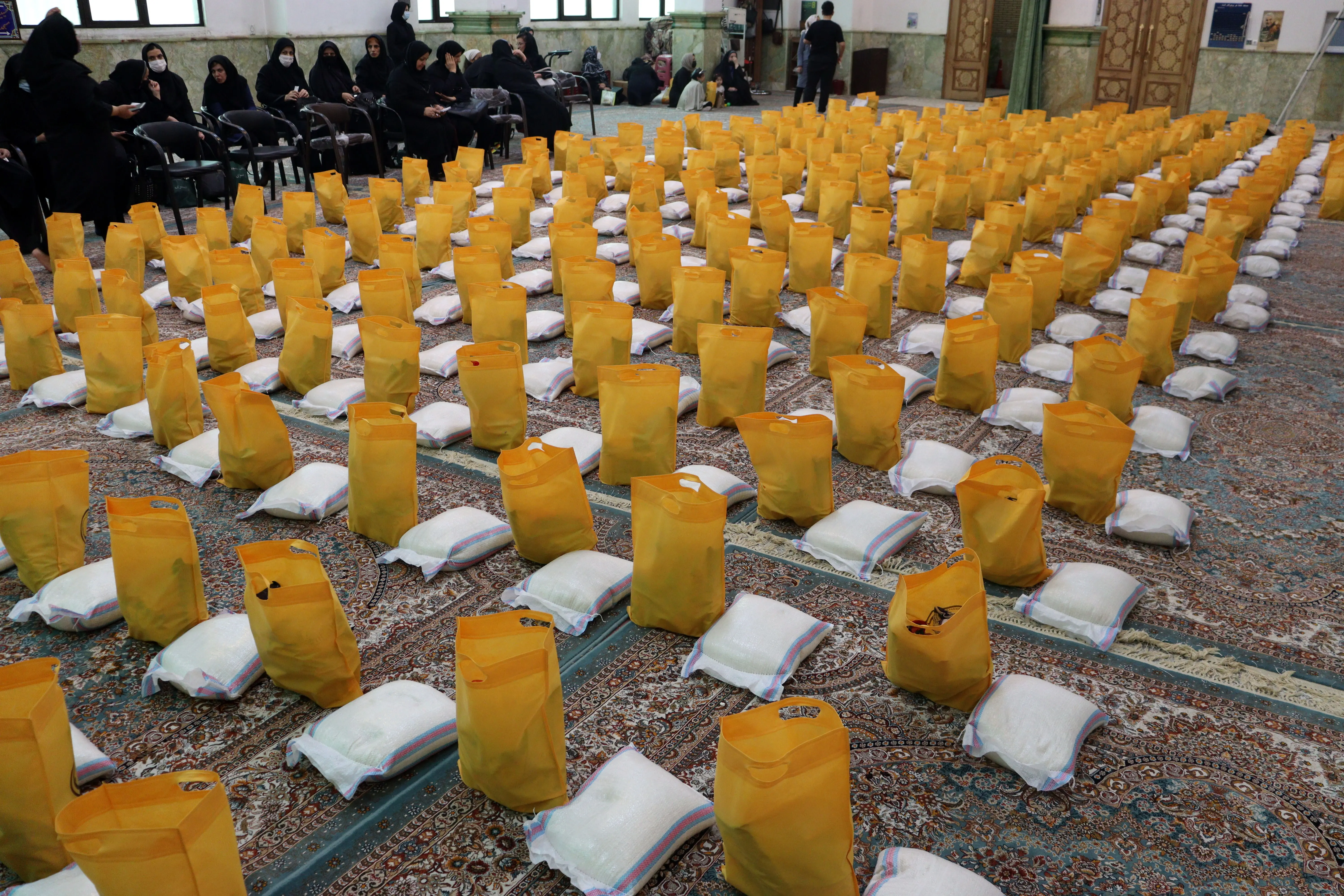 اعطای ۳۰۰ بسته حمایتی به خانوارهای نیازمند در آستانه عیدفطر