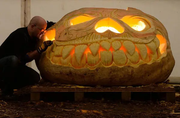 ساخت فانوس با کدو تنبل غول‌پیکر +عکس 