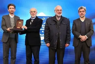 نشان خادم المصطفی(ص) به مدیرعامل بانک قرضالحسنه مهر ایران اهدا شد