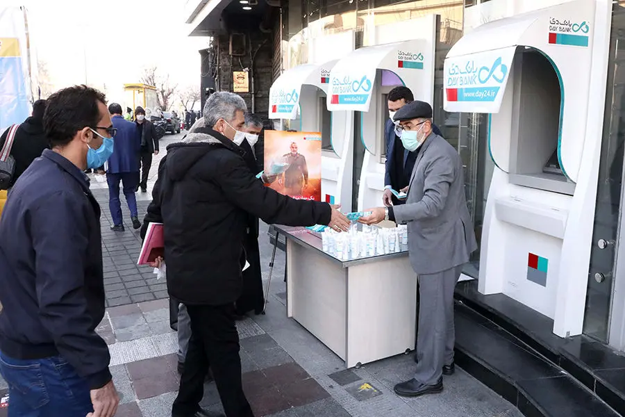 توزیع ماسک و محلول ضدعفونی‌کننده در ایستگاه سلامتی بانک دی
