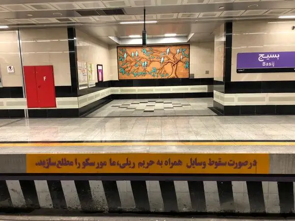 اجرای پیام های نوشتاری ایمنی بر روی دیواره ی زیر سکوی حریم ریلی ایستگاه ها