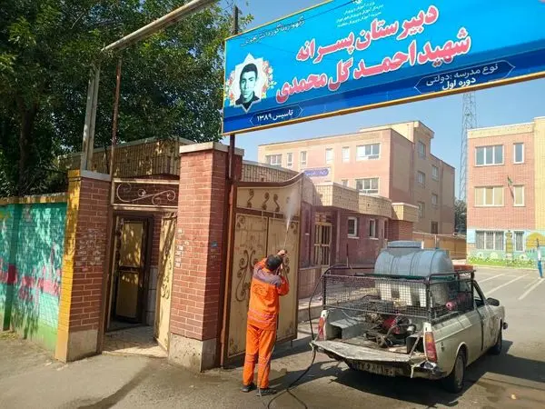 محوطه داخلی و پیرامونی 128 مدرسه منطقه 19 شست و شو و پاکسازی می شود