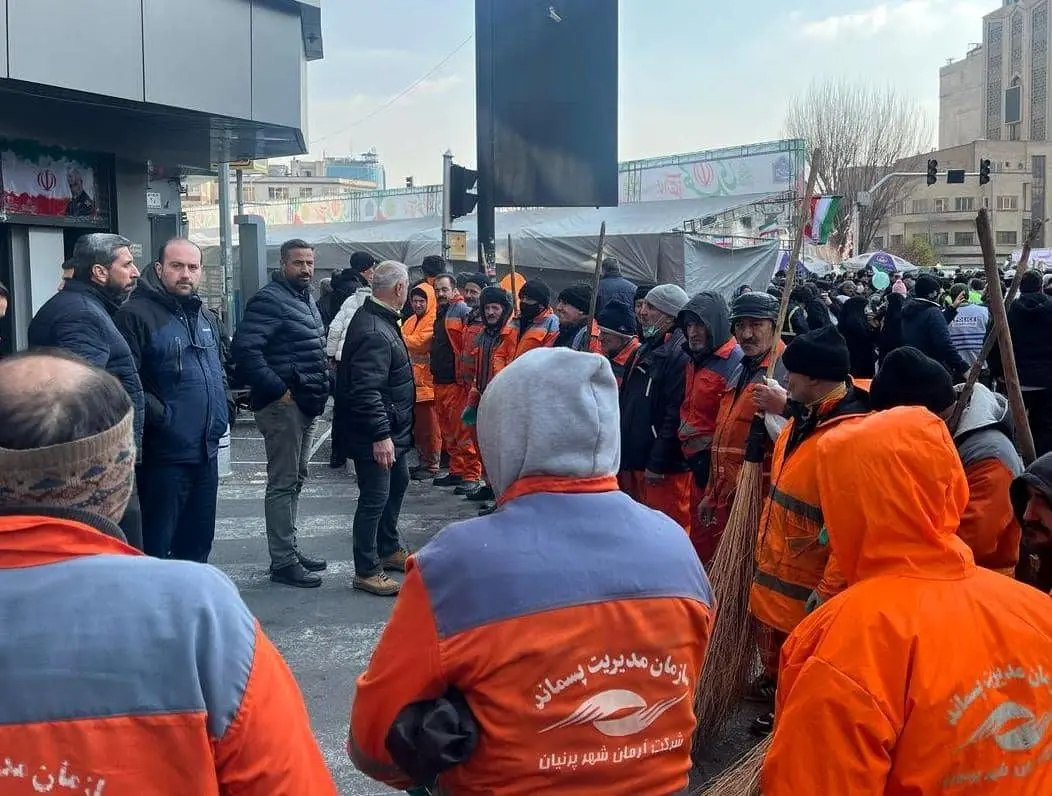 پاکسازی ۲ کیلومتر از مسیر راهپیمایی ۲۲ بهمن 

