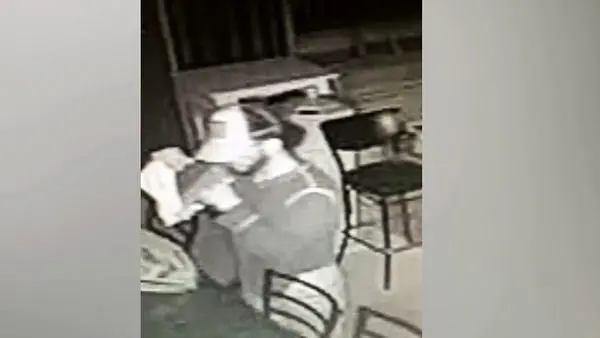 اقدام عجیب سارق پس از سرقت از کلیسا! +عکس