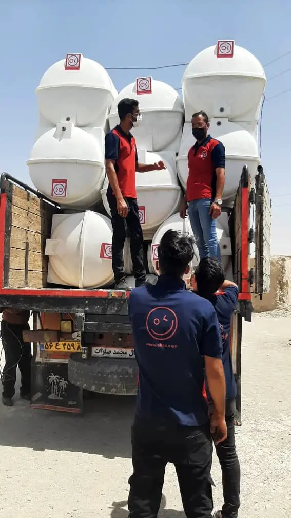 توزیع مخازن هزار لیتری آب در روستای کندوکه بخش هیرمند سیستان و بلوچستان

