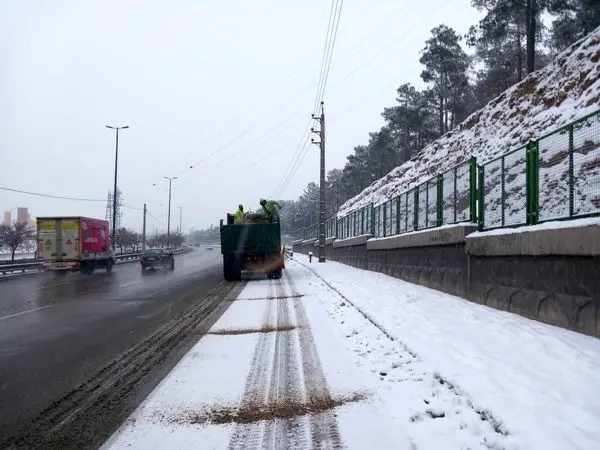 اجرای ششمین عملیات برف روبی و شن پاشی در  منطقه ۱۳ با پخش ۷۰ تن شن