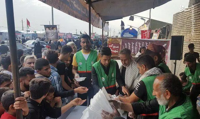 خدمت یک فوتبالیست در موکب شهدای ورزشکار+عکس