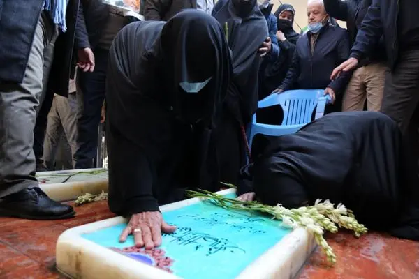 زیارت مزار شهید گمنام تازهشناساییشده در مقبرهالشهدای میدان امام حسین (ع)