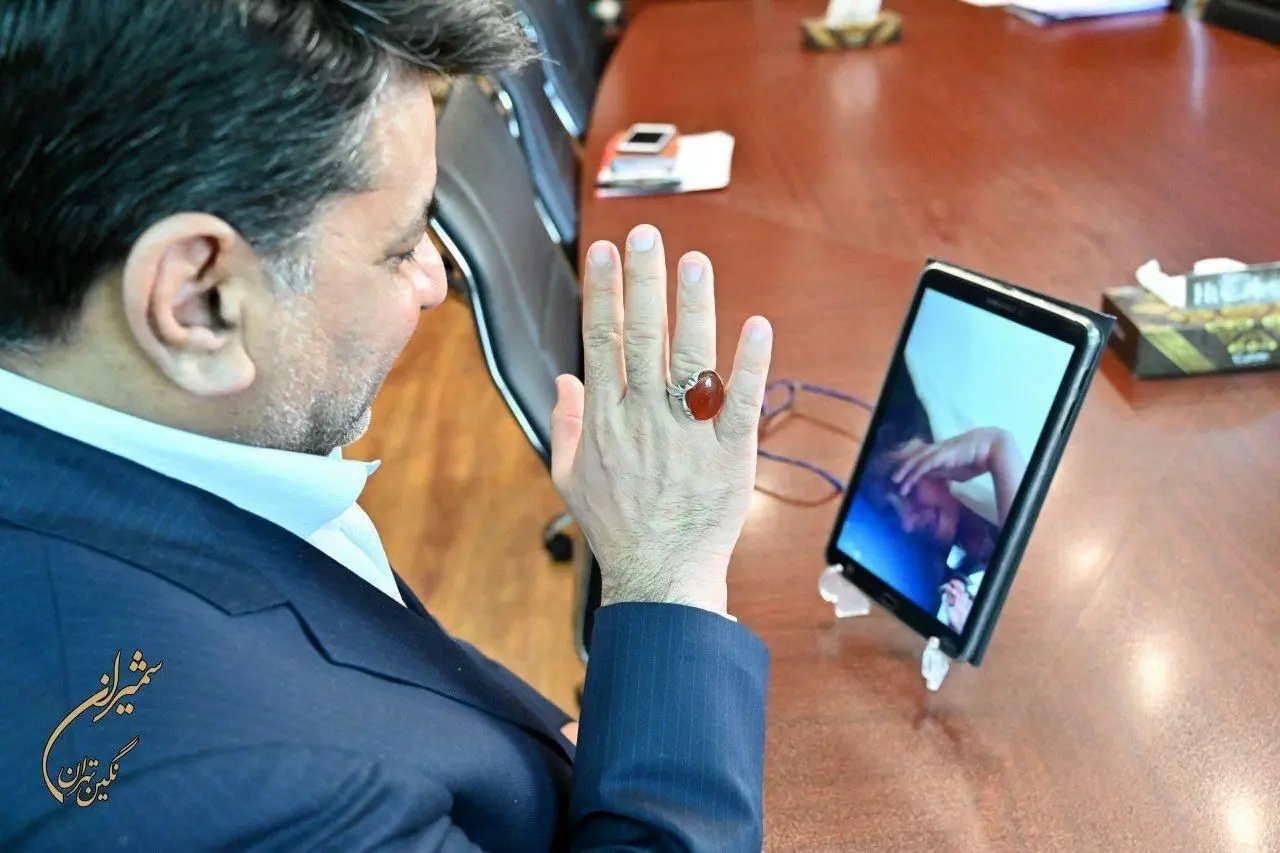 شهردار منطقه یک از نوجوان معلول نویسنده تقدیر کرد 

