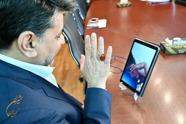 شهردار منطقه یک از نوجوان معلول نویسنده تقدیر کرد