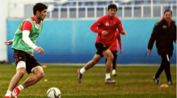 عزیزبک آمانوف به استقلال پیوست