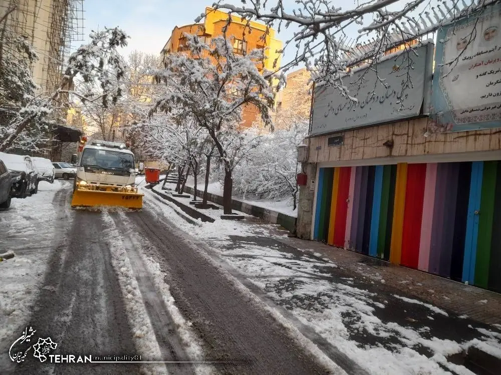جلوگیری از یخ زدگی معابر شمال تهران با آماده باش نیروهای برف روب  