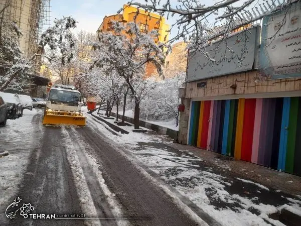 جلوگیری از یخ زدگی معابر شمال تهران با آماده باش نیروهای برف روب