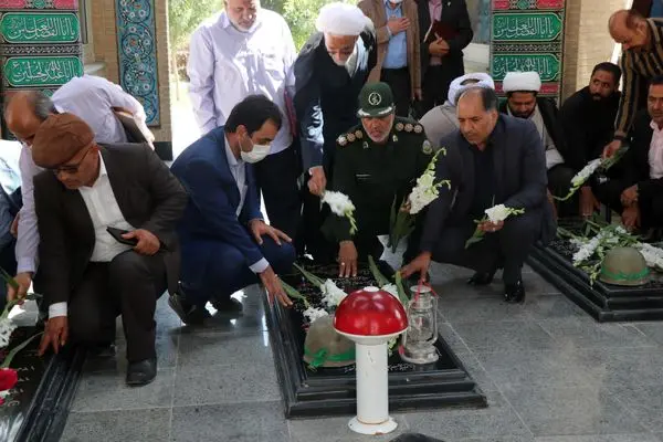 مراسم گلباران و غبار روبی مزار مطهر شهدا گمنام به مناسبت هفته دفاع مقدس