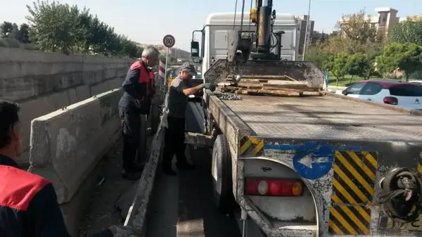 نصب نیوجرسی و بهسازی گاردریل در بزرگراه شهید یاسینی منطقه۱۳