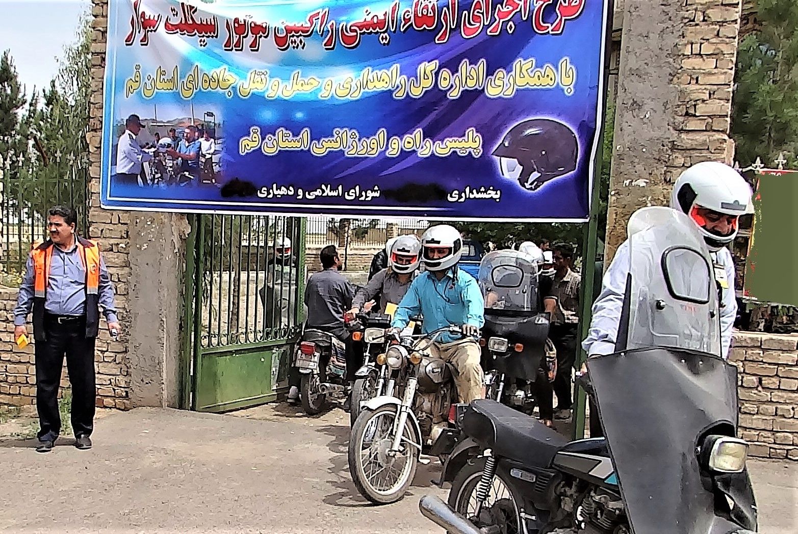 توزیع سیصد دستگاه کلاه ایمنی و سه هزار قطعه شبرنگ دربین راکبین موتورسیکلت و وانت بارهای روستاهای استان قم

