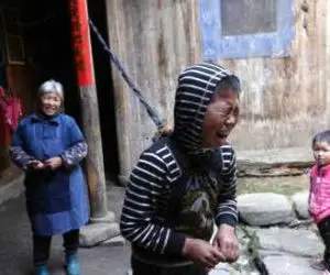 زندگی پسر ۱۱ ساله با قلاده سگ + تصاویر