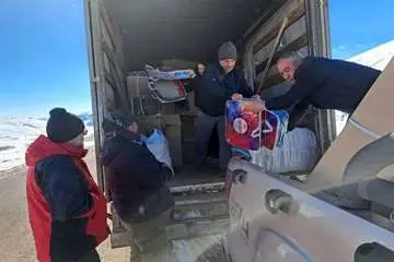  توزیع اقلام مورد نیاز زلزله زدگان خوی

